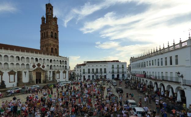 La plaza de España, llena de llerenenses para recibir a Álvaro Martín.