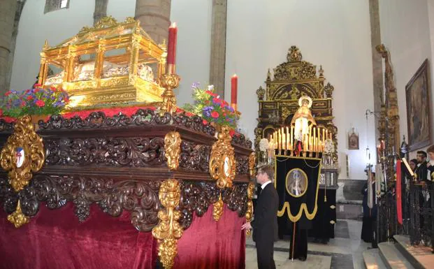 LA urna con el Cristo Yacente fue trasladada al bajo coro para iniciar el enterramiento /A. MAgro