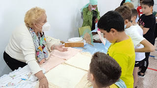 Alumnos del Mauticio Tinoco durante el taller de labores con abuelas 