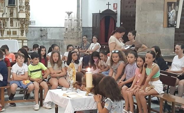Los niños oraron ante la custodia 