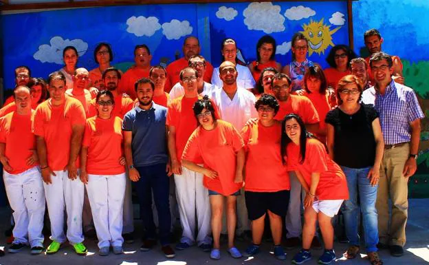 Francisco Javier Roero, a la derecha con camisa de cuadros, junto al resto de alumnos y profesores de Al Compás. 
