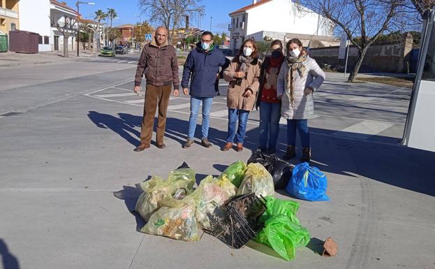 Participantes con las bolsas de residuos recogidas. 