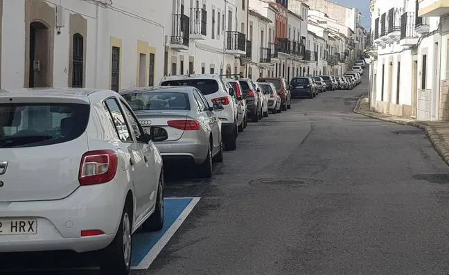 Una fila de coches aparcados en una calle de Malpartida de Cáceres./A. I. P.
