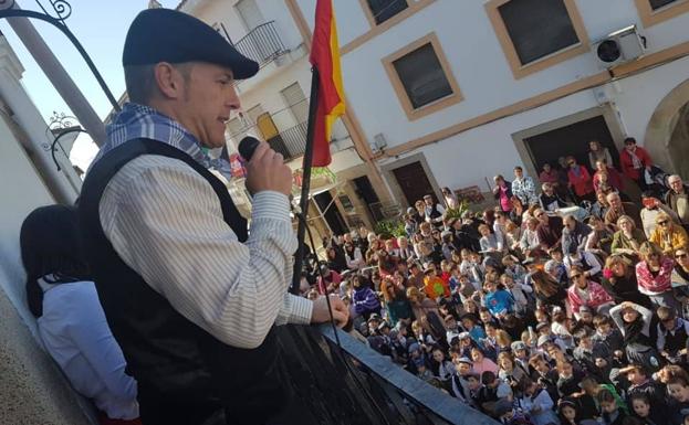 Imagen de archivo. Alfredo Aguilera, alcalde de Malpartida de Cáceres, dando la bienvenida a la Patatera de 2020. /A. I. P.