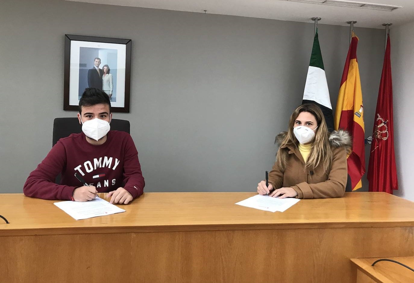 Firma entre Jesús Sánchez y María Barbero, presidenta de A.D. Salvamento y Socorrismo Miajadas /A.M.