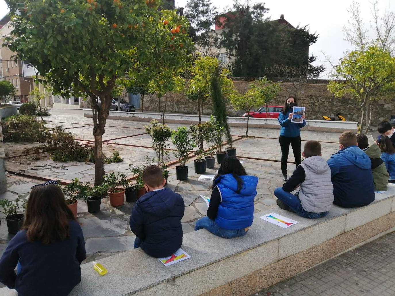 Los alumnos del Sagrado Corazón durante la actividad desarrollada en la Plaza Castillo /A.M.