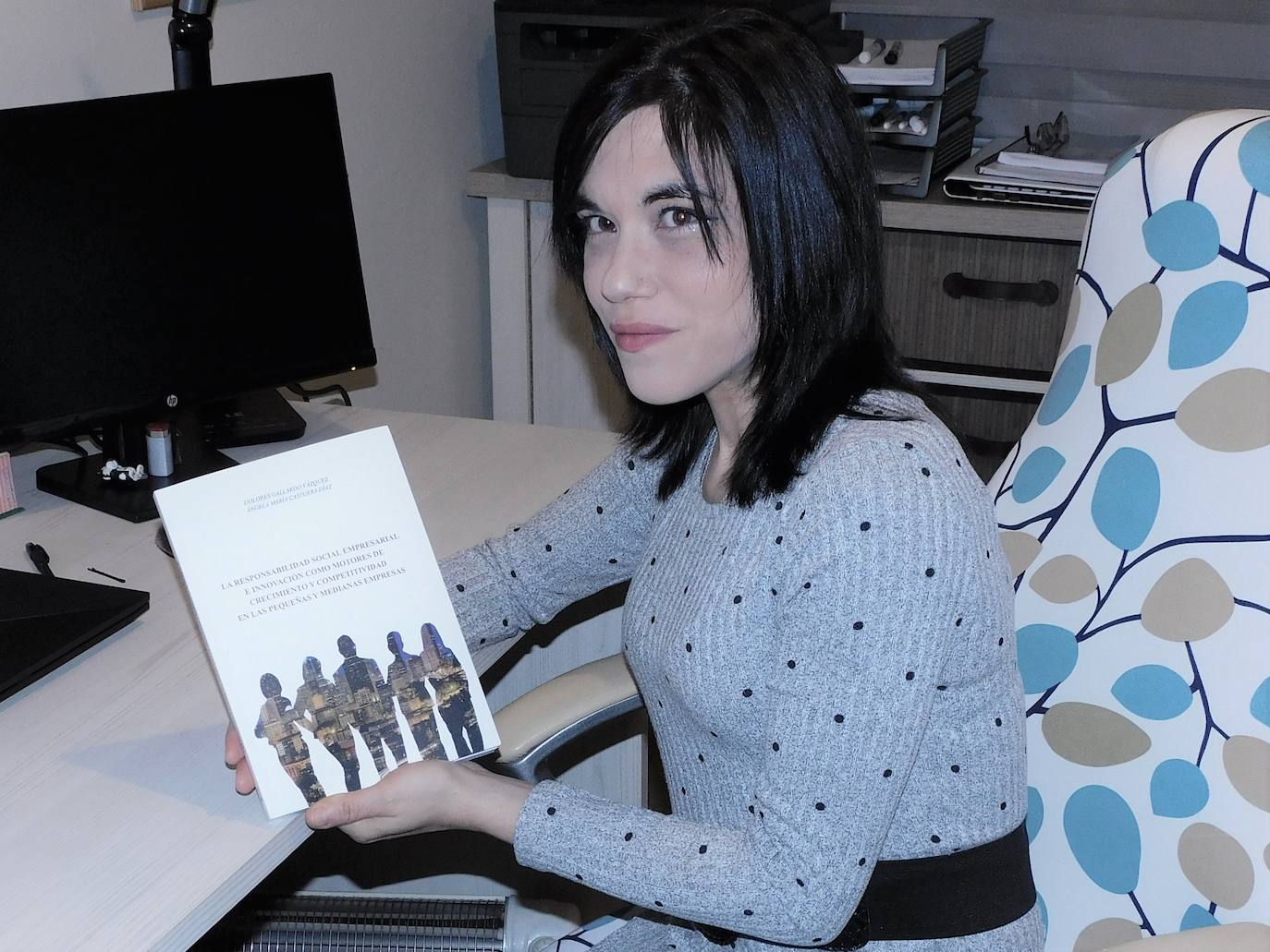 Ángela Castuera posa con su libro de investigación 