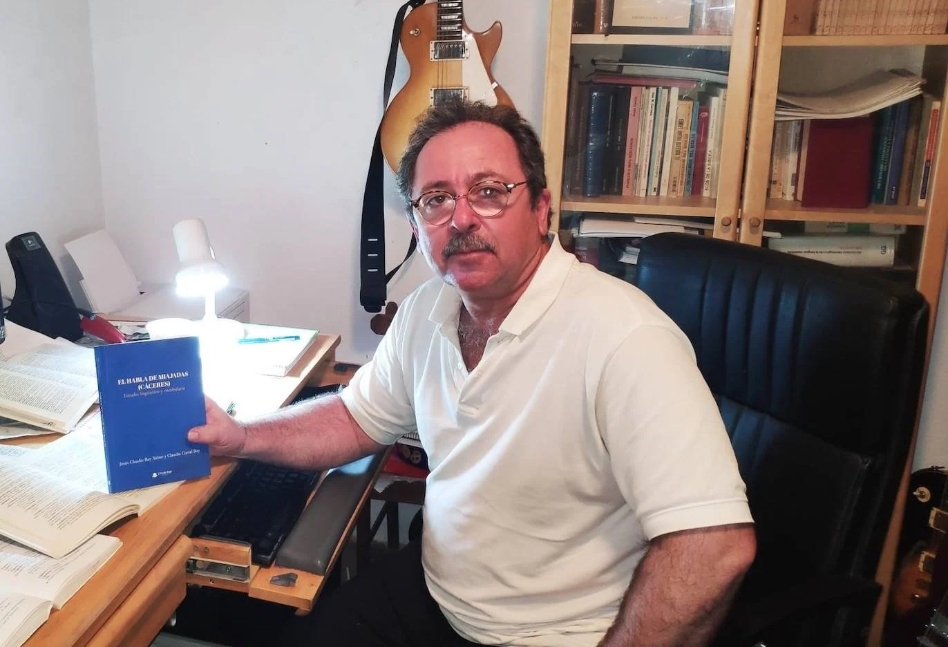 Jesús Claudio Rey posa en su despacho con su libro 'El habla de Miajadas' 
