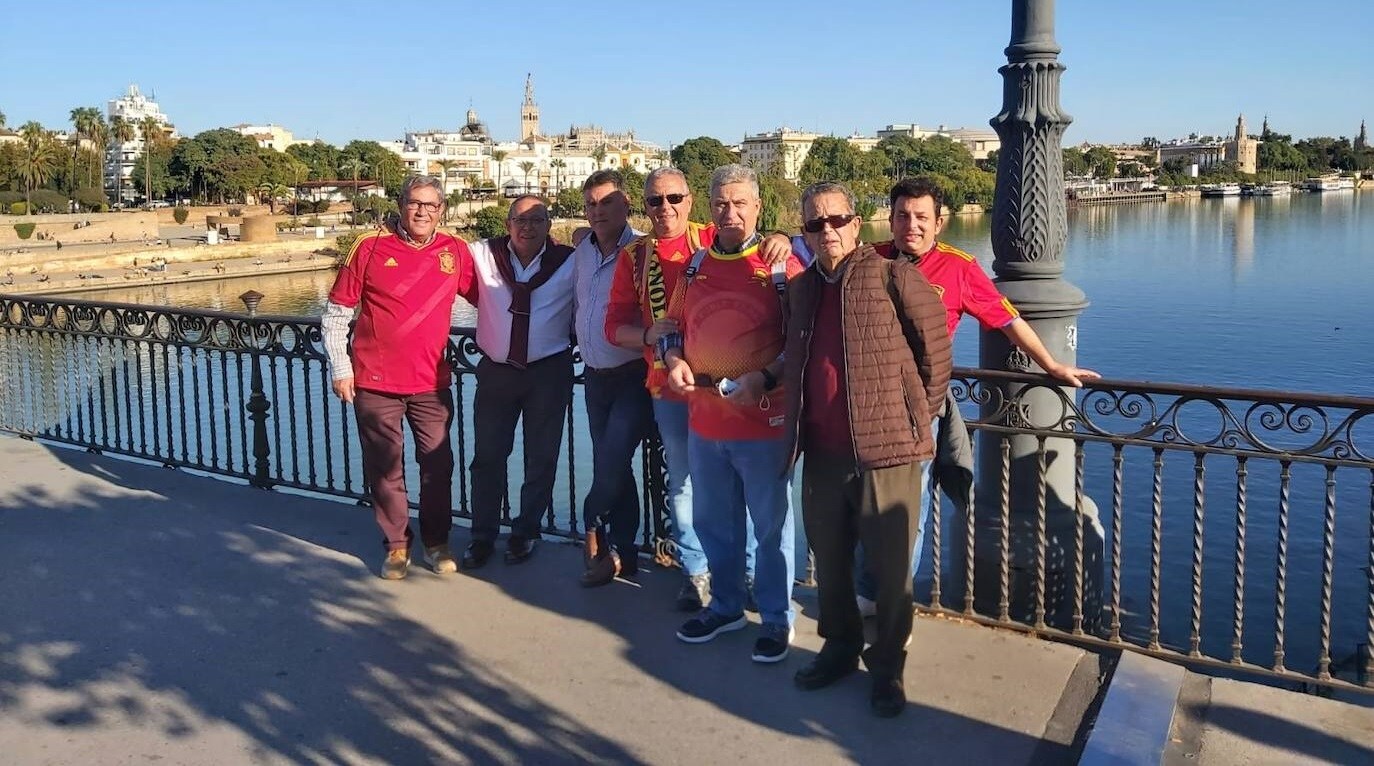 Algunos de los miembros de la peña miajadeña 'La Furia Española' en Sevilla 
