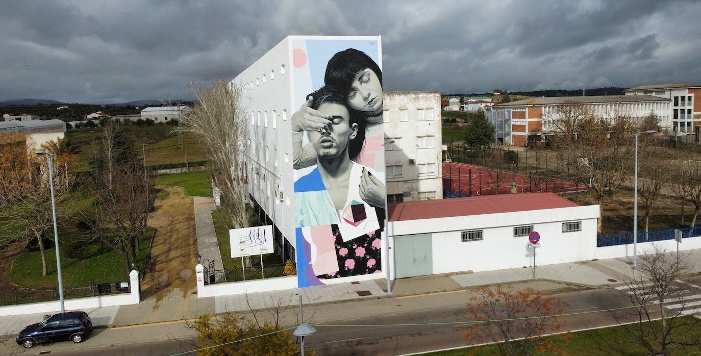 Mural sobre la amistad creado en el edificio que acoge la sede de Adicomt, el albergue municipal y el CEPA /A.M.