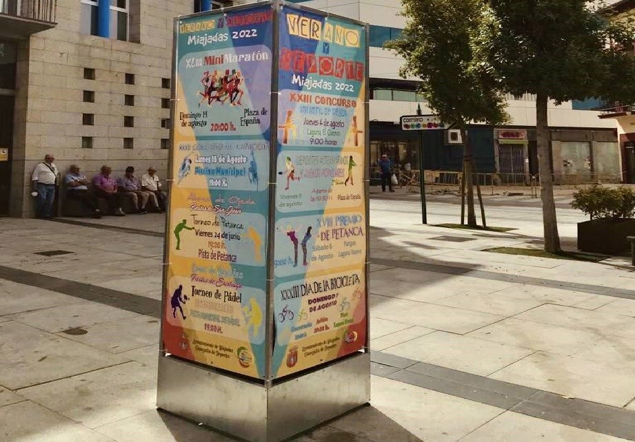 Tótem publicitario de deportes instalado en la Plaza de España de Miajadas 