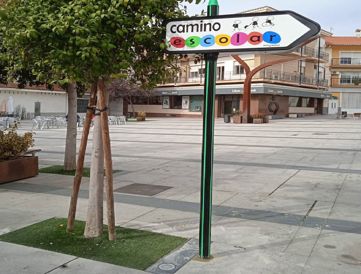 Una de las señales de 'Caminos escolares seguros', ubicada en la Plaza de España de Miajadas /A.M.