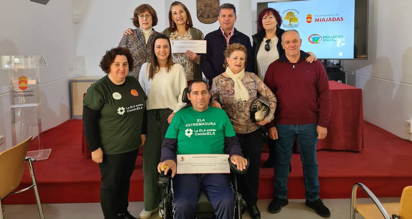 Foto de familia tras la donación de la asociación de vecinos Parque Pozo Vela a 'ELA Extremadura' y 'Miajadas Incluye' 