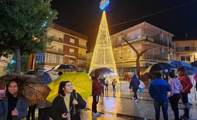 Momento del encendido del gran árbol de Navidad instalado en la Plaza de España de Miajadas/C.G.F.