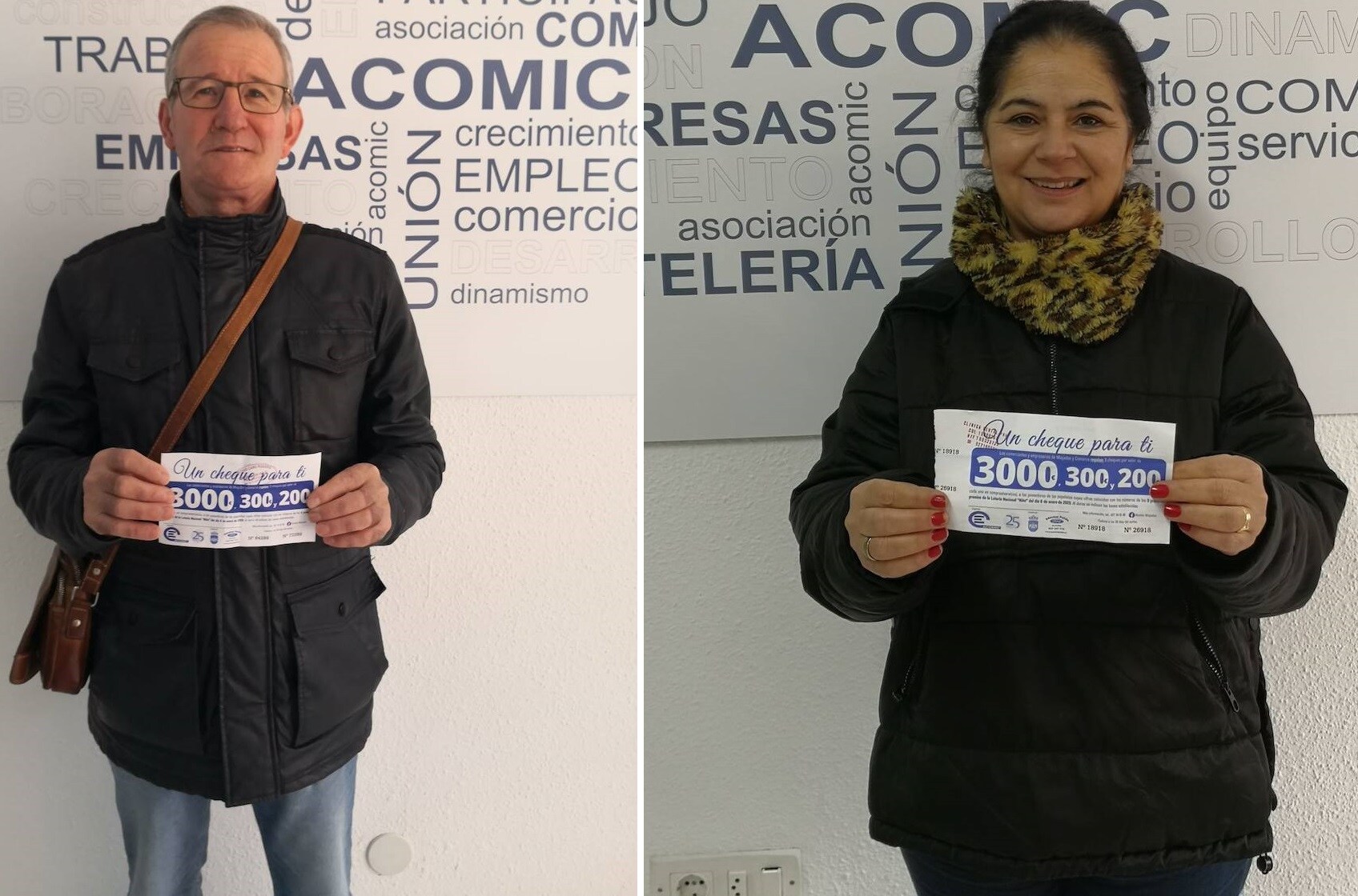 Sergio García y Carlota Becerra posan con sus cheques en la sede de ACOMIC 