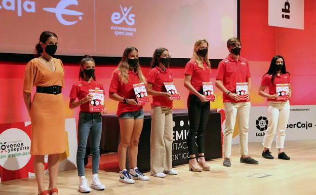 Claudia, justo en el medio de la fotografía con pantalón beige, durante la recogida del premio /DIPUTACIÓN DE BADAJOZ