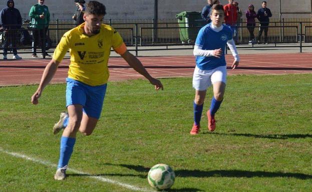 Con el balón en juego en el Municipal de Monesterio /C.P. MONESTERIO