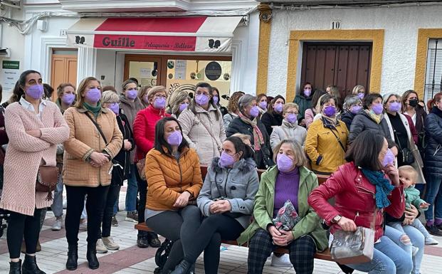 Mascarillas violetas para conmemorar el 8M en Monesterio 