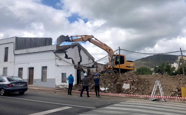 Demolición de dos viviendas en el Paseo de Extremadura de Monesterio, donde se construirá una nueva parada de autobueses y un centenar de plazas de aparcamiento 
