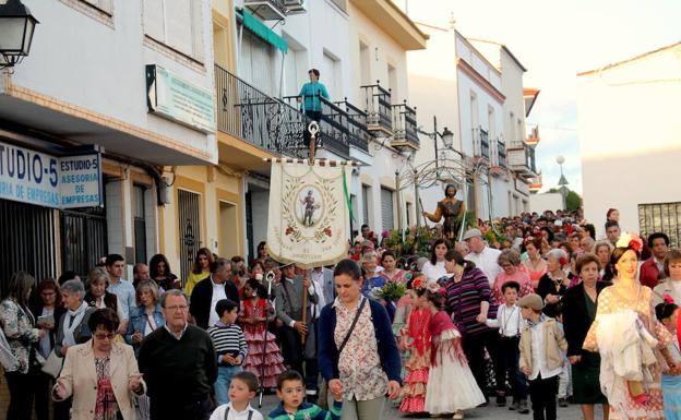 San Isidro procesiona por las calles del Monesterio, en 2018. . 