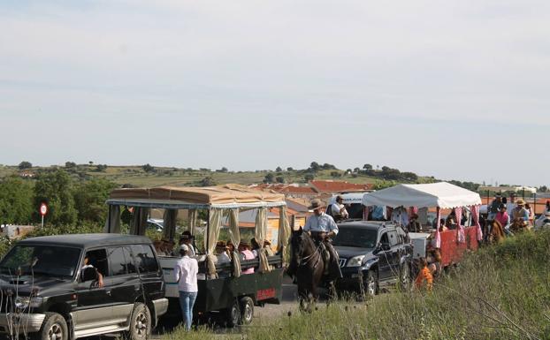 Caballos, carros y carretas durante la salida del camino este jueves en Monesterio /ELENA AMBRONA