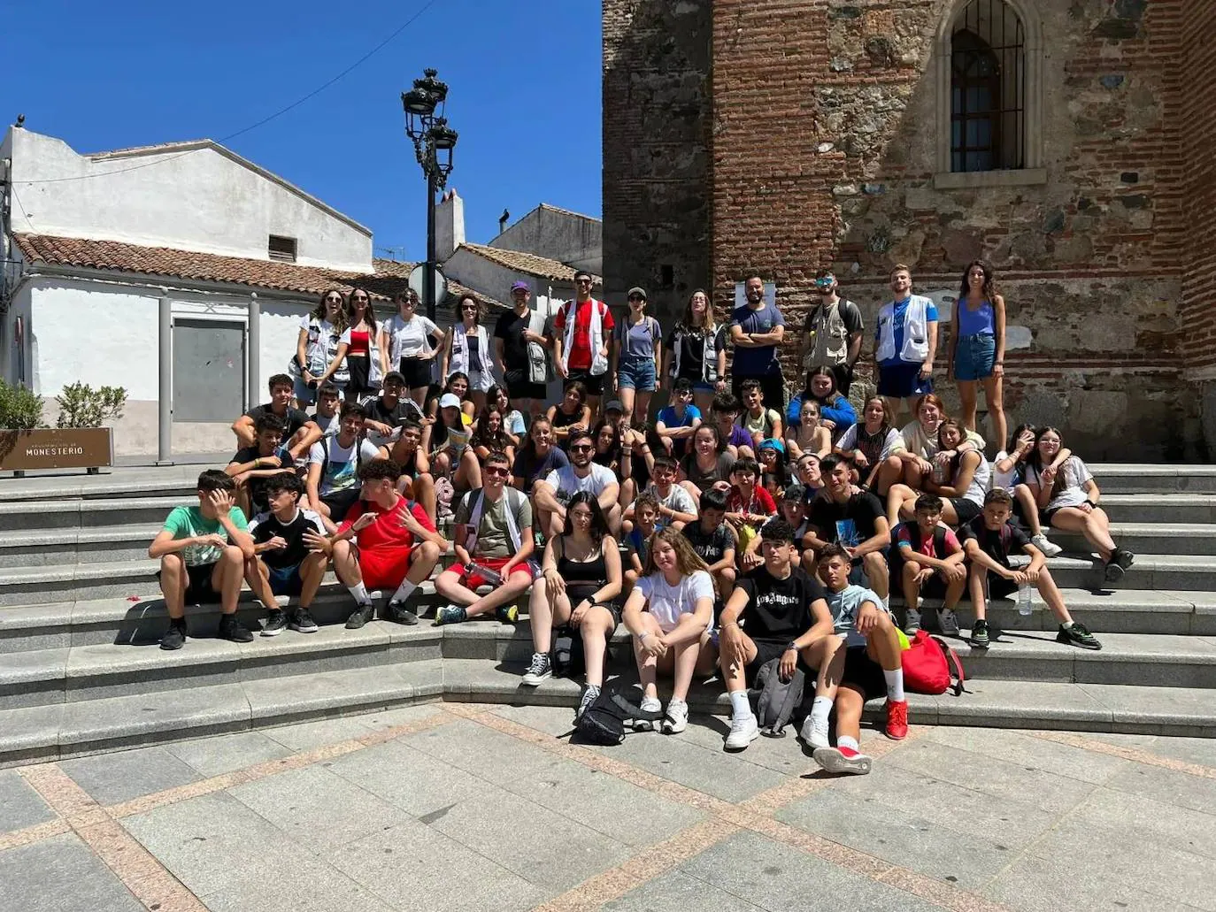 Participantes de esta edición del campamento de Fadex en la plaza del pueblo de Monesterio, esta semana 