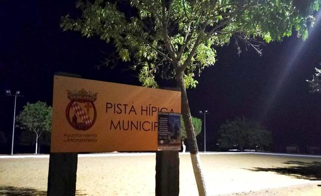 Aspecto de la pista hípica municipal de Monesterio durante la noche/ELENa AMBRONA