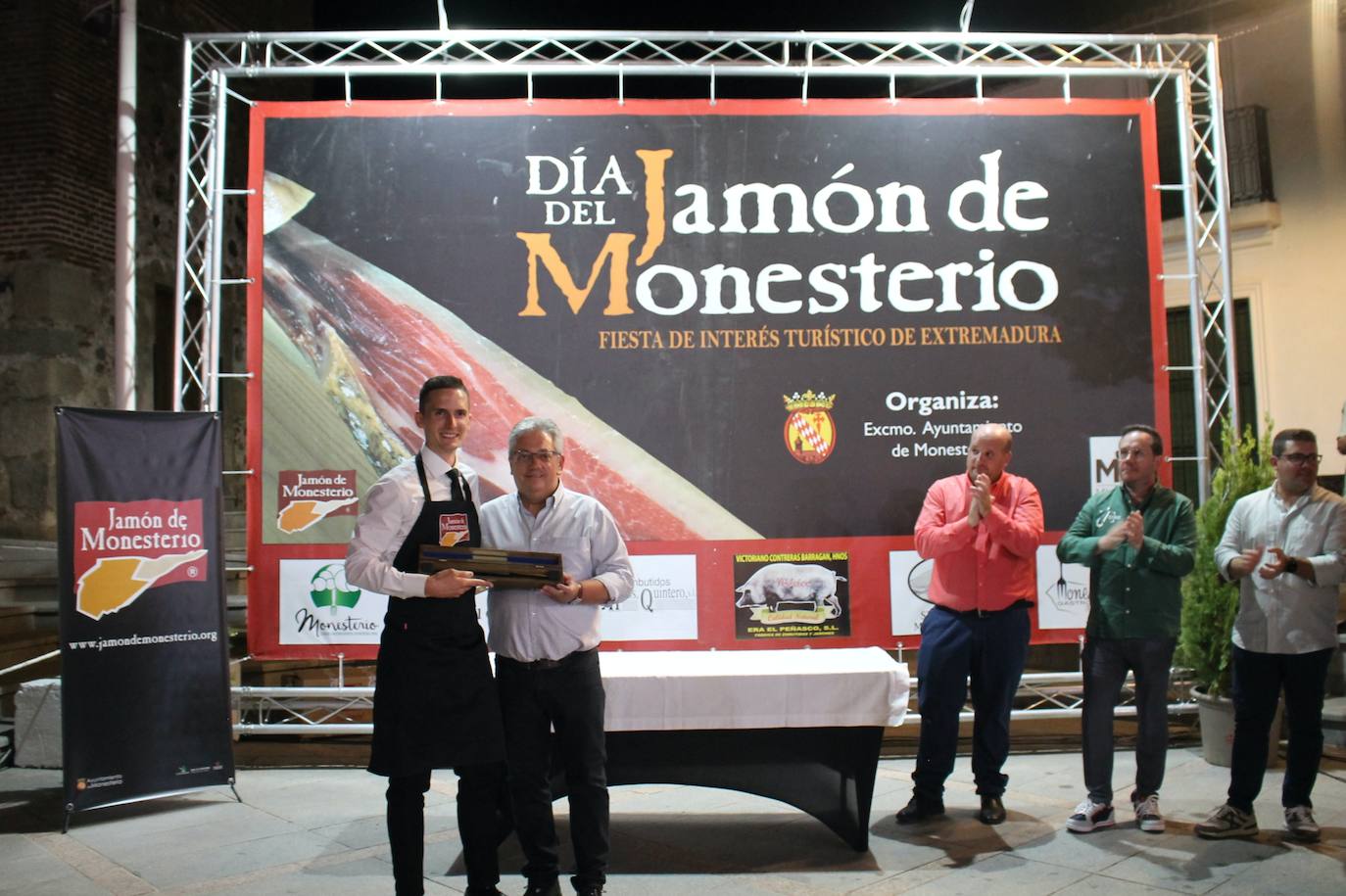 Antonio Garrote, alcalde de Monesterio, hace entrega del Cuchillo Jamonero de Oro a Álvaro Diezma. /ELENA AMBRONA.