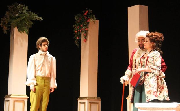 Tres integrantes de Candilejas Teatro durante la representación de 'La Posadera' 