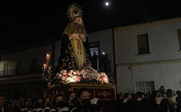 Una de las Titulares de esta Archicofradia, la imagen de la Virgen de la Soledad, el pasado Viernes Santo por las calles de Monesterio./ ELENA AMBRONA