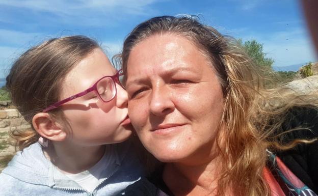 Daniela Turcas con su hija Alexandra en uno de sus paseos /HOY