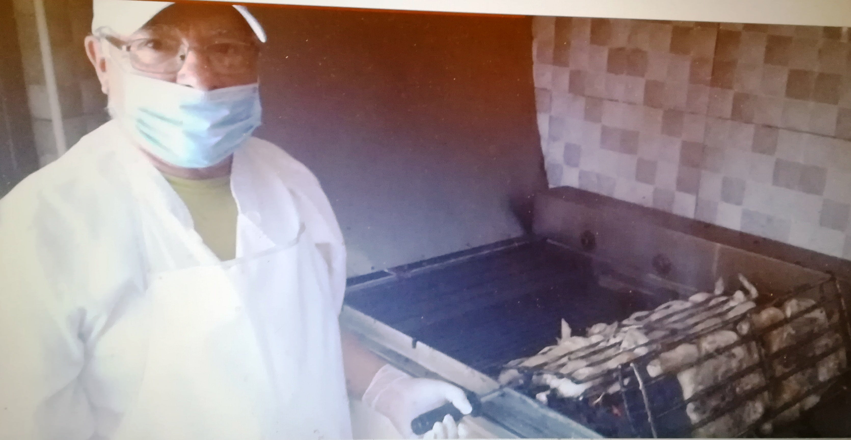 Preparando pollos al carbón 