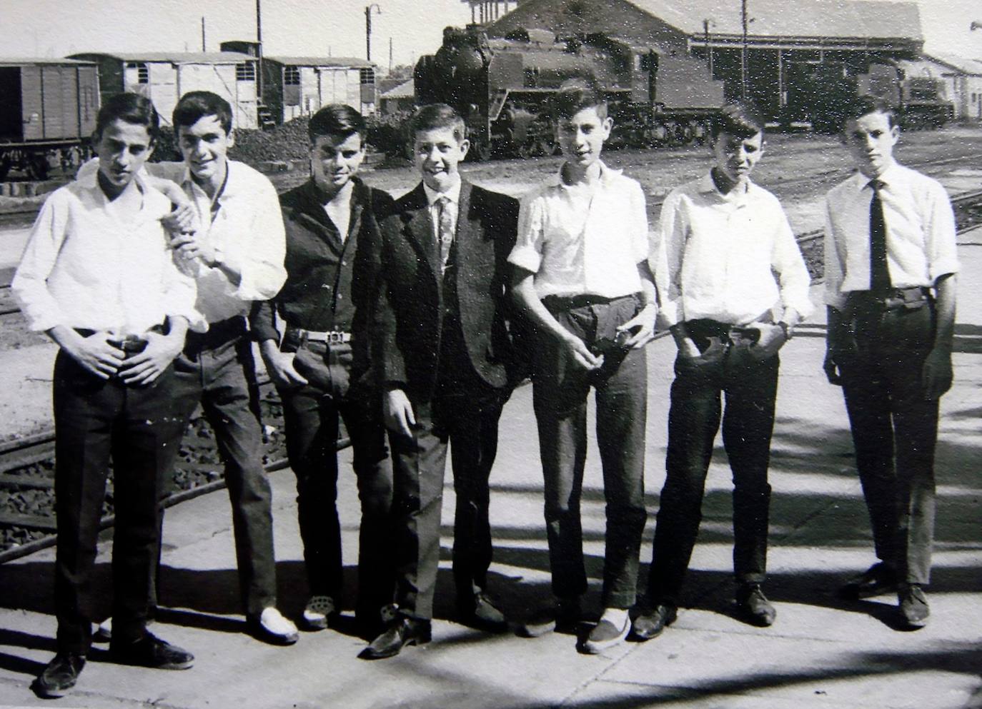 Recordando los 60, un día en la estación (De izquierda a derecha, Fernando, Amador, Paco, Pedro, Tito, Antonio y Enrique)