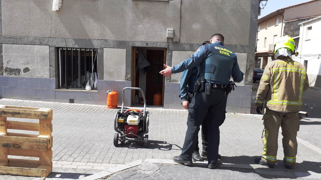 Puerta y ventana de la vivienda afectada 