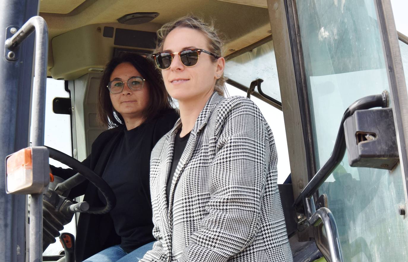 «Para nosotras es un gran orgullo ser la tercera generación de agricultoras de la familia», dicen Laura y María Castañar