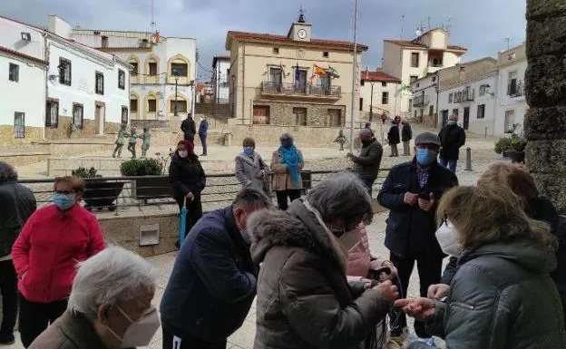 Visitantes en la plaza de Romangordo /E. B.