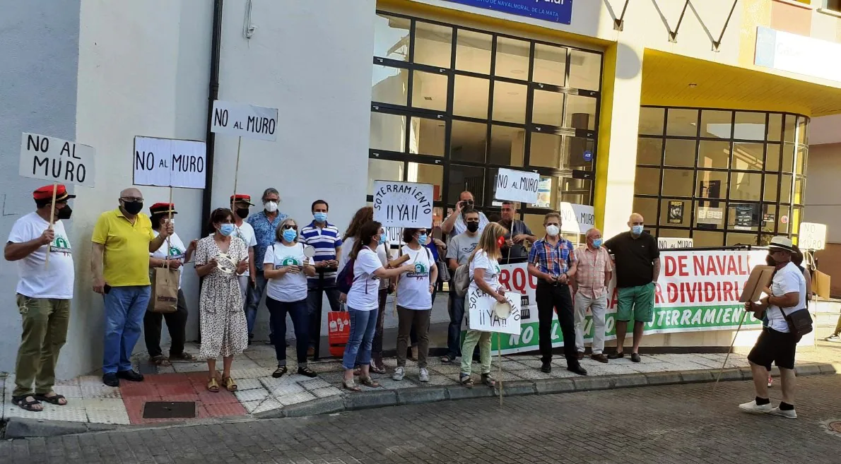 Concentración de No al Muro ante la casa de cultura