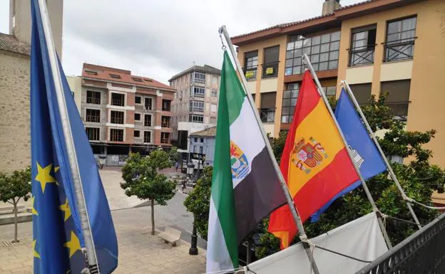 Las cuatro banderas ondean de nuevo en el balcón del Ayuntamiento