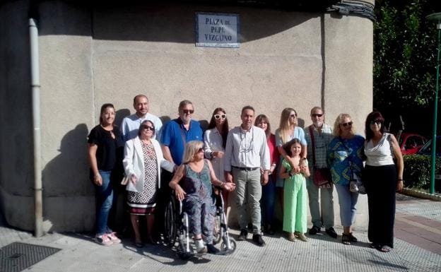 Los familiares de Vizcaíno ante la placa que da nombre a la plaza /MAM