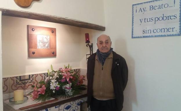 Francisco González Santana, en la Capilla del Milagro, sita en la Casa Parroquial de Olivenza. /JUAN MIGUEL MÉNDEZ PEÑA