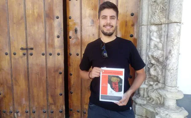 Carlos Píriz, con su trabajo de investigación histórica, en la puerta del Ayuntamiento de Olivenza. 