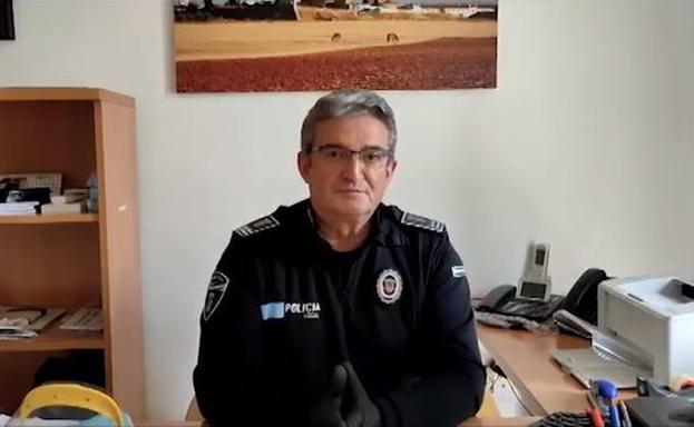 Benito Márquez, se dirige a la población desde su despacho de la Policía Local. /CEDIDA