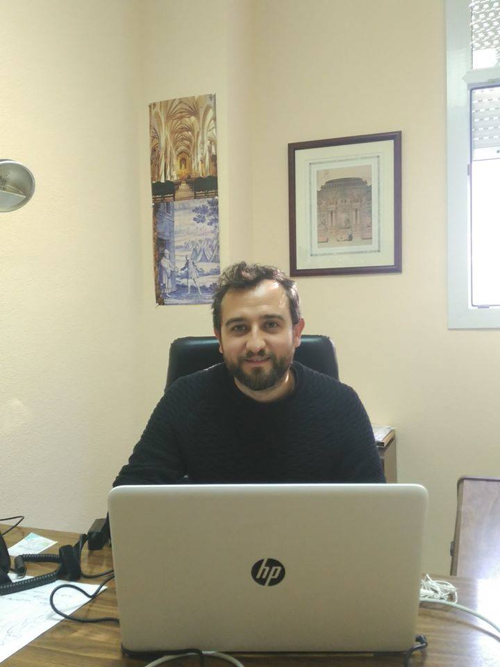 Francisco Vega Gómez, en su despacho de la Facultad de Ciencias Económicas y Empresariales de la UEx. /CEDIDA