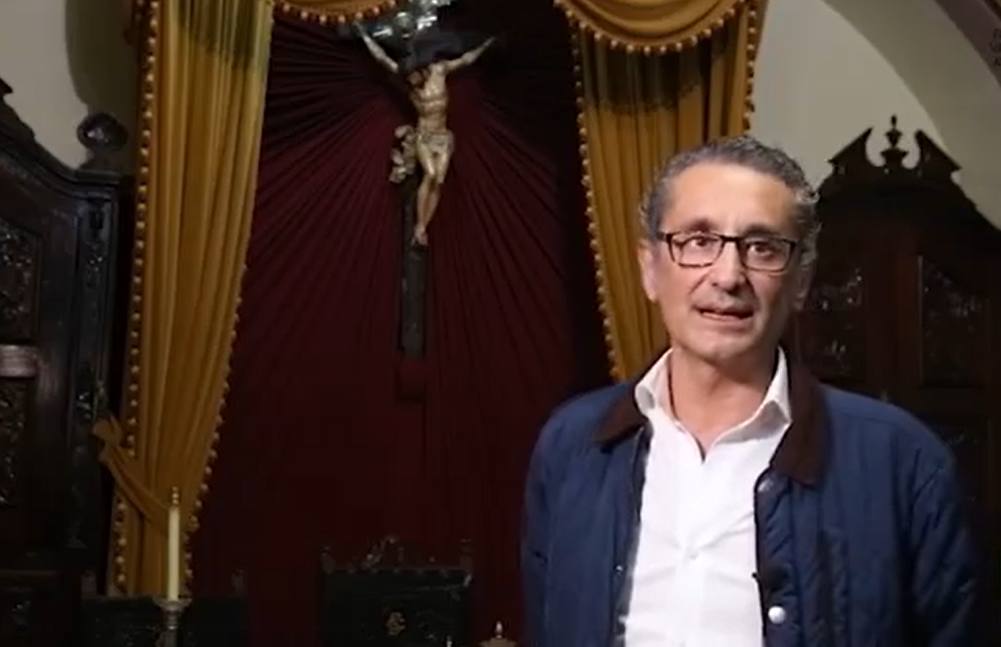 Aniceto Fernández Méndez, junto al Cristo del Consistorio, que procesiona el Jueves Santo. /TVO