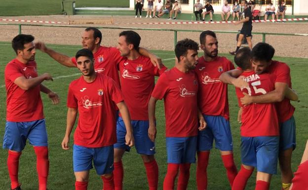 Los jugadores celebran el gol de Guille en el minuto 53 de partido /MARÍA FORTUNA