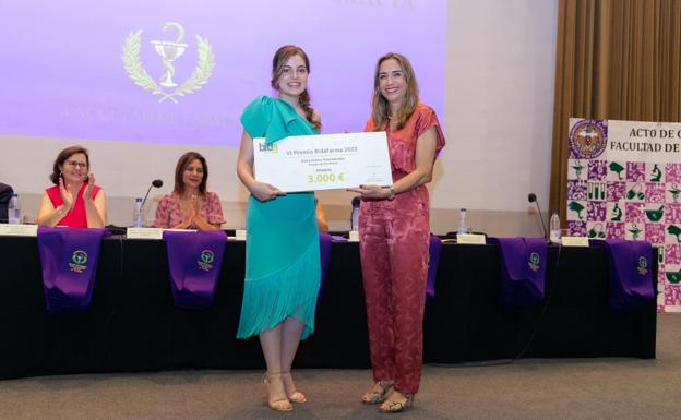 Elena recibiendo el premio de Bidafarma /CEDIDA