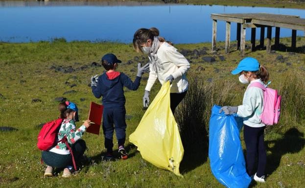 Los voluntarios, algunos de ellos muy jóvenes, recogen 'basuraleza' en Campanario./