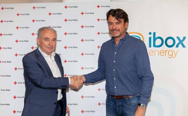 Leopoldo Pérez Suárez, Secretario General de Cruz Roja España, - a la izquierda- estrecha la mano del Consejero de Ibox Energy, Joaquín Monfort 