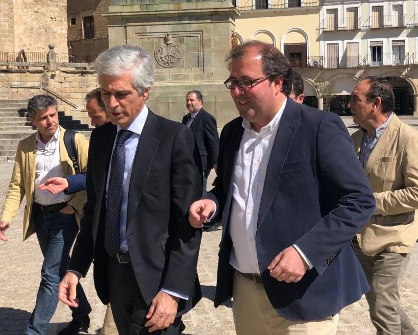 Alberto Casero con Adolfo Suárez Illana en la plaza Mayor de Trujillo, ayer. /Alejandro Cancho