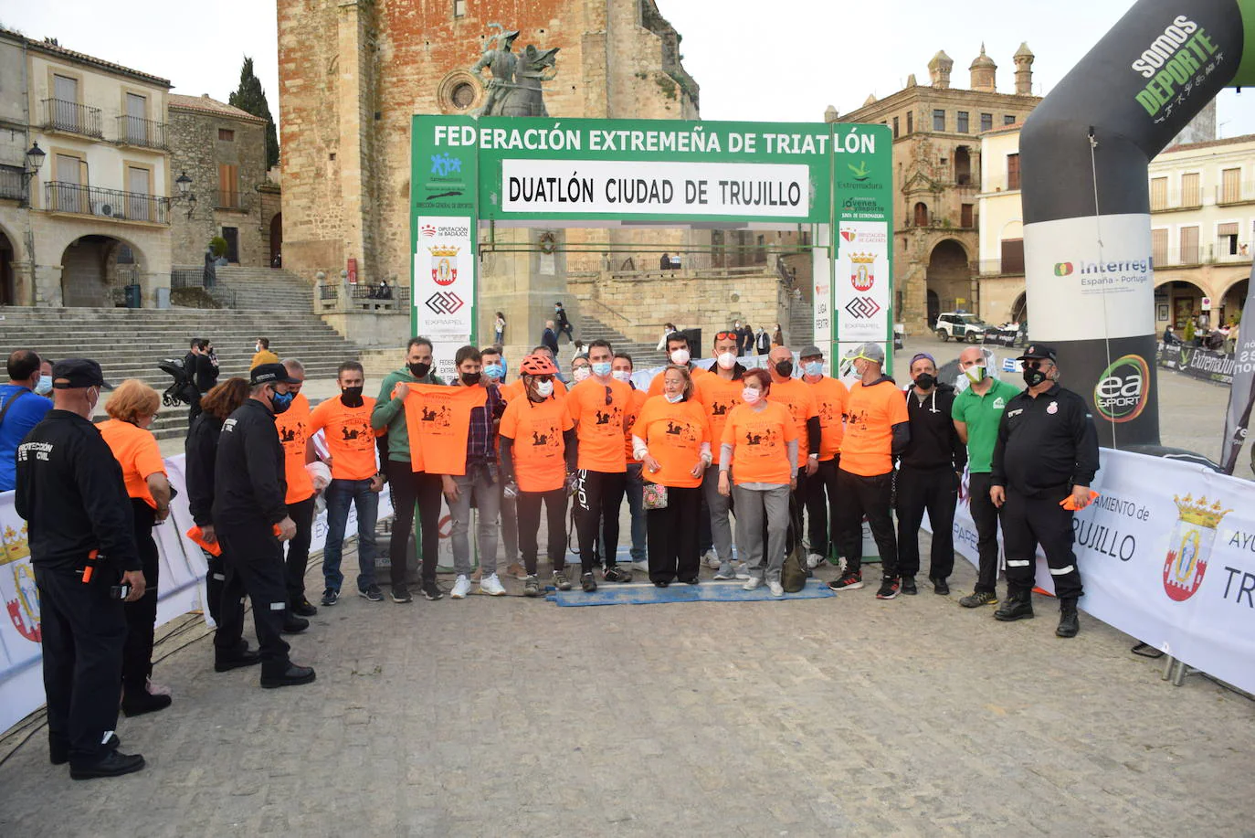 Voluntarios junto a Protección Civil de Trujillo